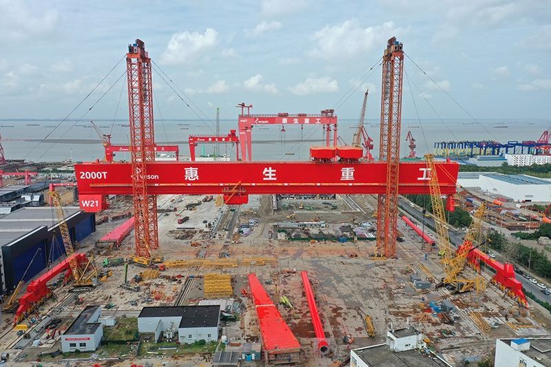 又一個(gè)2000t門機(jī)！衛(wèi)華共同參與制造的國(guó)內(nèi)**大噸位造船門式起重機(jī)完成提升！